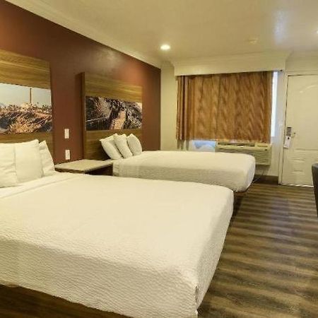 Rodeway Inn Карлсбад Экстерьер фото