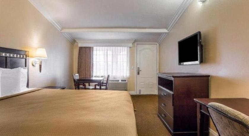 Rodeway Inn Карлсбад Экстерьер фото