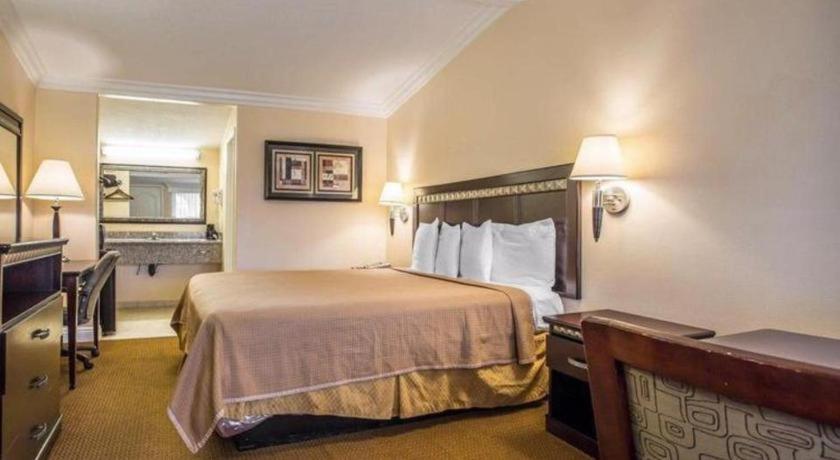 Rodeway Inn Карлсбад Экстерьер фото